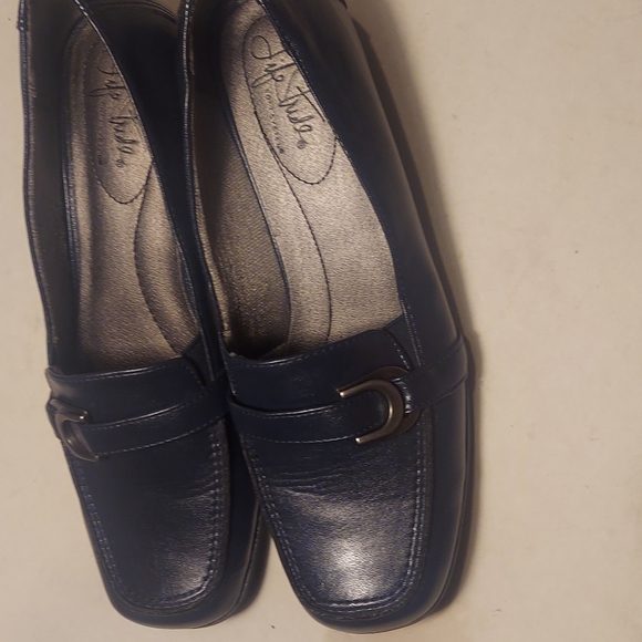 New Womens Life Stride Soft System Navy Blue Small Short Wide Heel Shoes 8.5M - Picture 2 of 8